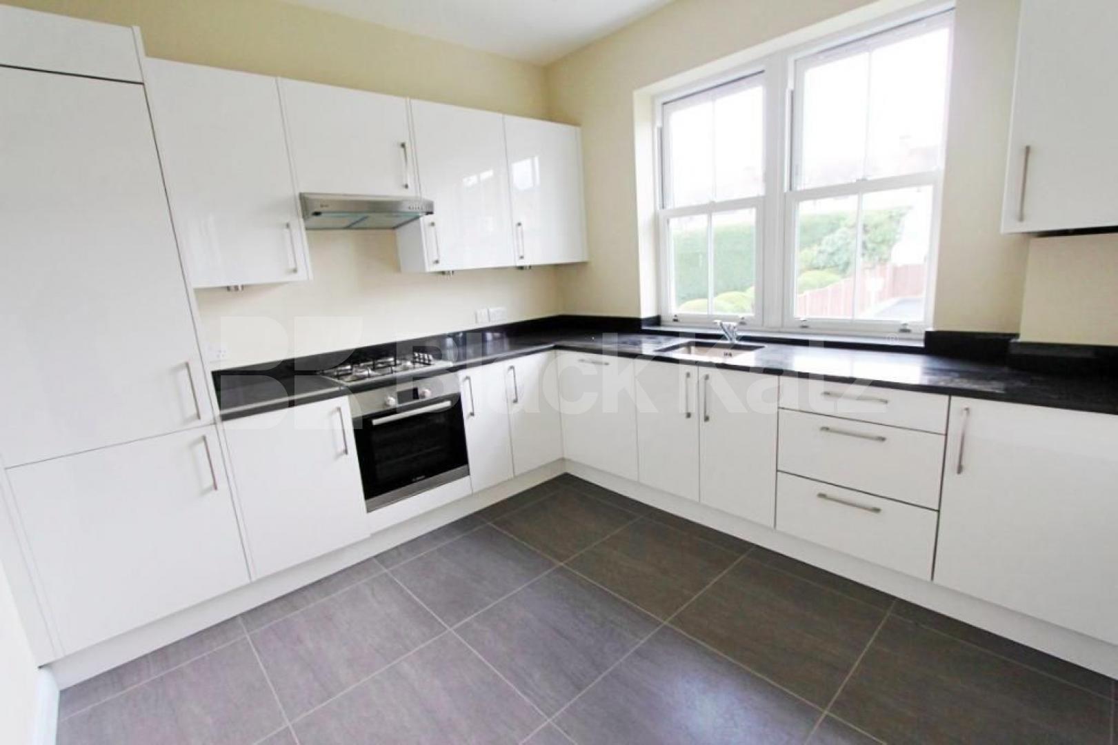 			Gated development!, 2 Bedroom, 1 bath, 1 reception Flat			 Oakleigh Road North, Whetstone